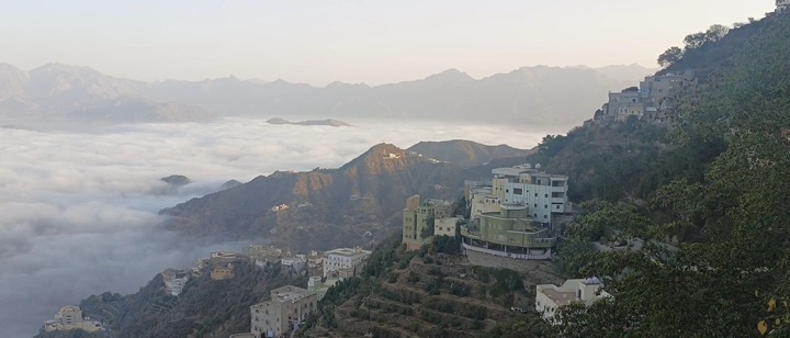 جبال فيفاء مغطاة بالضباب في الصباح، تصوير من زاوية مرتفعة.