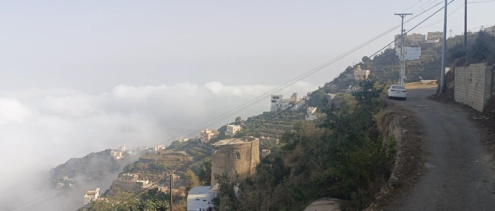 Mountain road in Fayfa surrounded by fog, daytime shot.