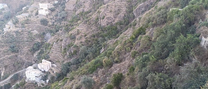 جبال فيفاء مغطاة بالضباب في صباح شتوي، لقطة جوية.