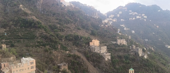 جبال فيفاء الخضراء تحت المطر، منظر طبيعي خلاب، لقطة بانورامية.