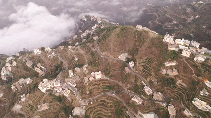 صورة جوية لتضاريس فيفاء وجبالها، تصوير درون في الصباح.