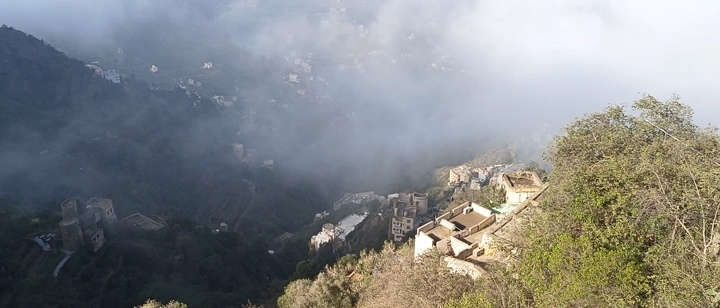 منظر ضبابي لجبال فيفاء في جازان، لقطة جوية.