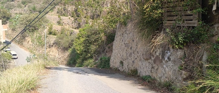 طريق جبلي في فيفاء بجازان، مشهد نهاري، لقطة من مستوى الشارع.