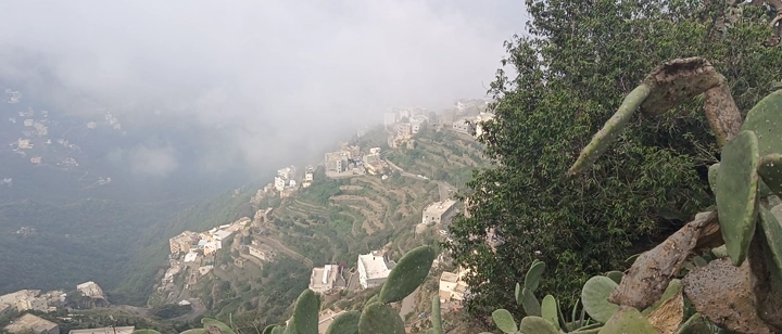 منظر طبيعي لجبل فيفاء في جازان، صورة نهارية من زاوية مرتفعة.