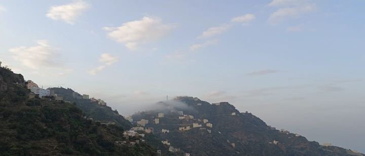 جبال فيفاء الخضراء تحت السماء الزرقاء، صورة بانورامية.