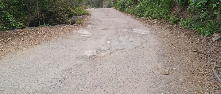 طريق ريفي في فيفاء بجازان، لقطة أرضية.