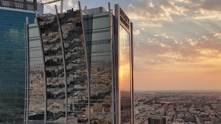 برج في الرياض عند الغروب، لقطة جوية