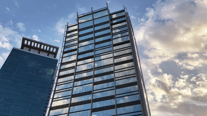 أبراج زجاجية في الرياض تحت السماء الزرقاء، تصوير درون.