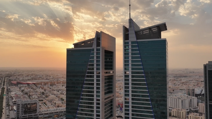 أبراج في الرياض عند غروب الشمس، تصوير درون.