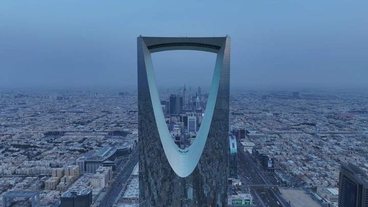 برج المملكة الرياض خلال النهار، تصوير درون.