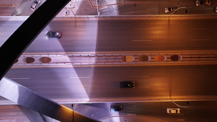 ريع في الرياض ليلاً، تصوير درون من الأعلى.