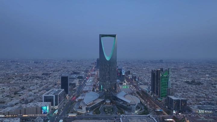 منظر جوي لأبراج الرياض في المساء، تصوير درون.