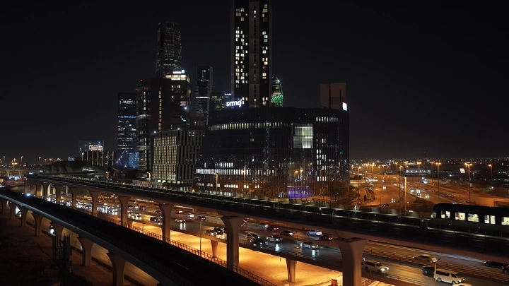 أبراج الرياض ليلاً مع حركة المرور، تصوير درون.
