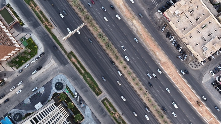 صورة جوية لشارع مزدحم في الرياض، تصوير درون.