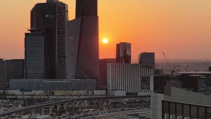 أبراج الرياض عند الغروب، لقطة جوية .