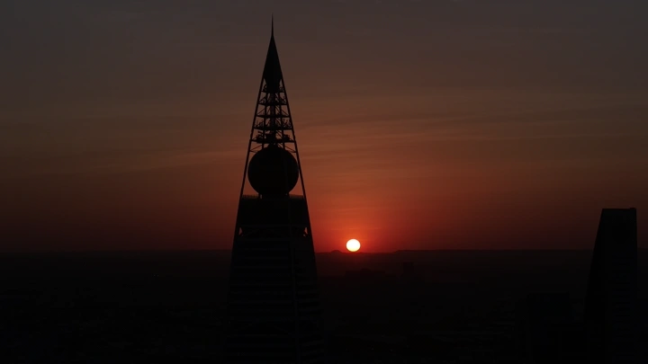 برج في الرياض عند غروب الشمس، لقطة جوية .