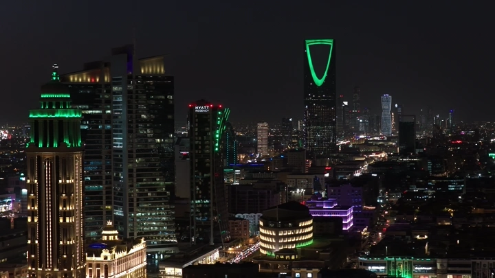 أبراج الرياض ليلاً بإضاءة ملونة، تصوير درون.