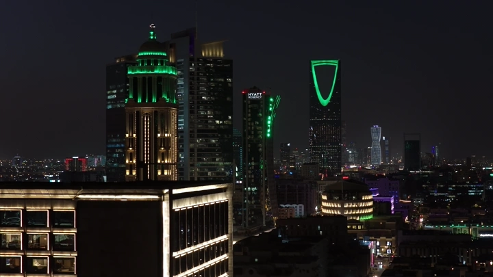 أبراج الرياض ليلاً بإضاءة خضراء، تصوير درون.