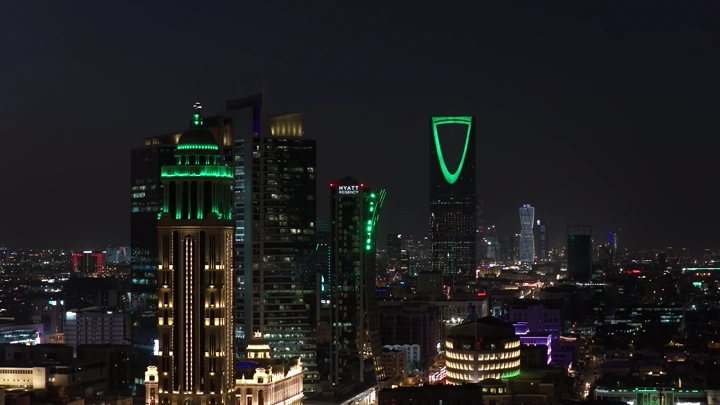 أبراج الرياض ليلاً مضاءة بالأضواء الخضراء، لقطة جوية .