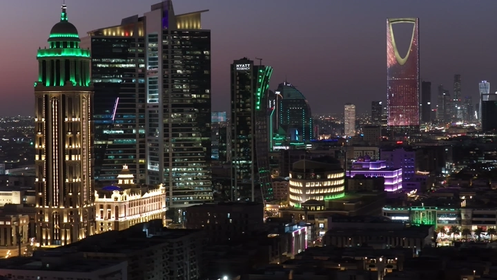 أبراج الرياض مضاءة ليلاً، لقطة جوية .