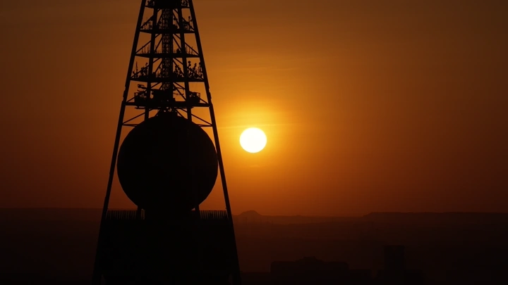 برج في الرياض عند غروب الشمس، لقطة جوية .