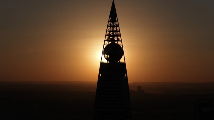 برج في الرياض عند الغروب، لقطة جوية .