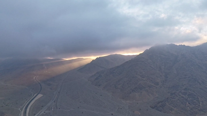 منظر جبلي في نيوم عند الغروب، تصوير جوي.