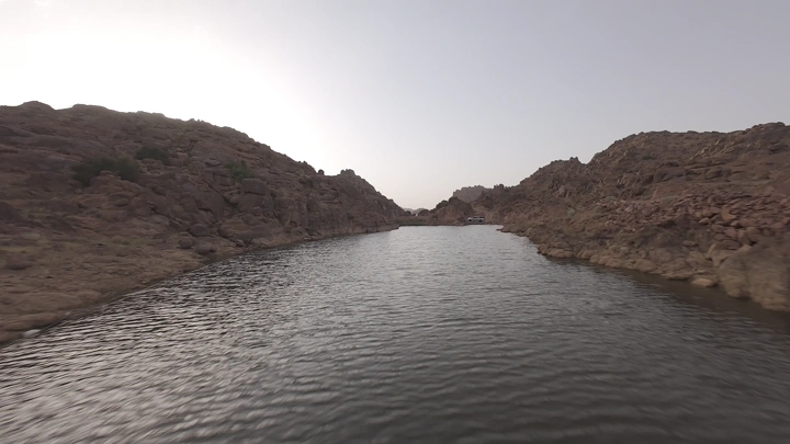 وادي بين الجبال في الشتاء، لقطة جوية.