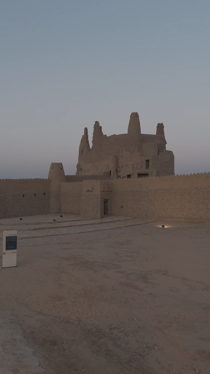 قلعة مارد الأثرية بمدينة دومة الجندل بمنطقة الجوف، لقطة FPV.