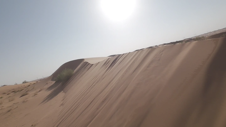 كثبان رملية تحت شمس ساطعة، لقطة FPV.