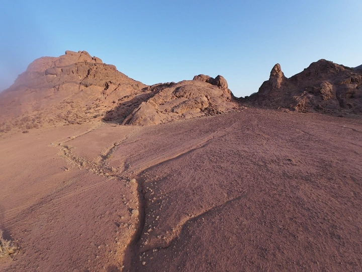 منظر نزول من قمة الجبل، لقطة جوية FPV.