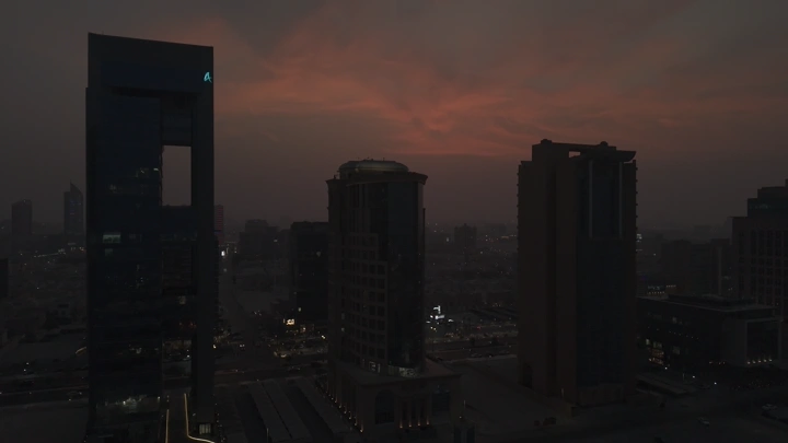 شارع الأمير تركي وأبراج مدينة الخبر عند الغروب، تصوير درون.