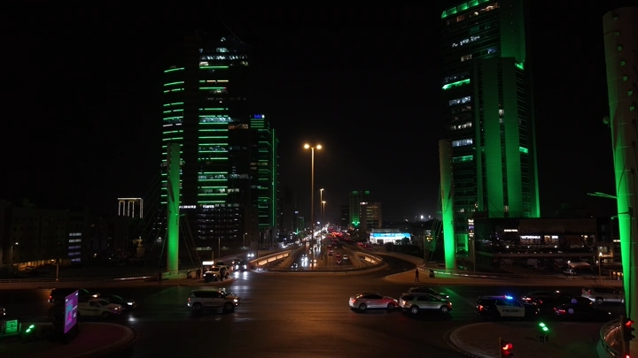مشهد ليلي لجسر وابراج في مدينة الخبر، تصوير درون.