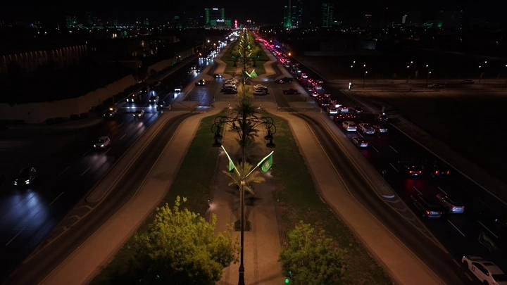 شارع مضاء ليلاً في حي الحزام الذهبي في مدينة الخبر، تصوير درون.