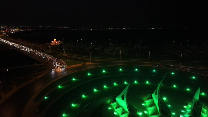 مسيرة أمنية للشرطة عند دوار الأشرعة في الدمام ليلاً، تصوير درون.