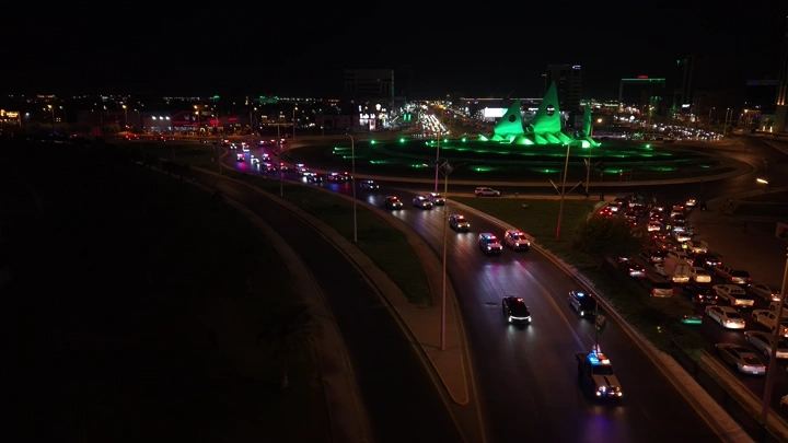 مسيرة أمنية للشرطة عند دوار الأشرعة في الدمام ليلاً، تصوير درون.