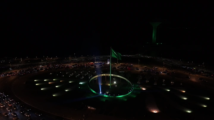 دوار التوحيد في الكورنيش في مدينة الخبر ليلاً، تصوير درون.