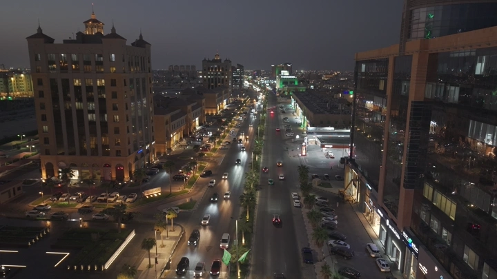 طريق الأمير فيصل بن عبدالعزيز في مدينة الخبر ليلاً، لقطة جوية.