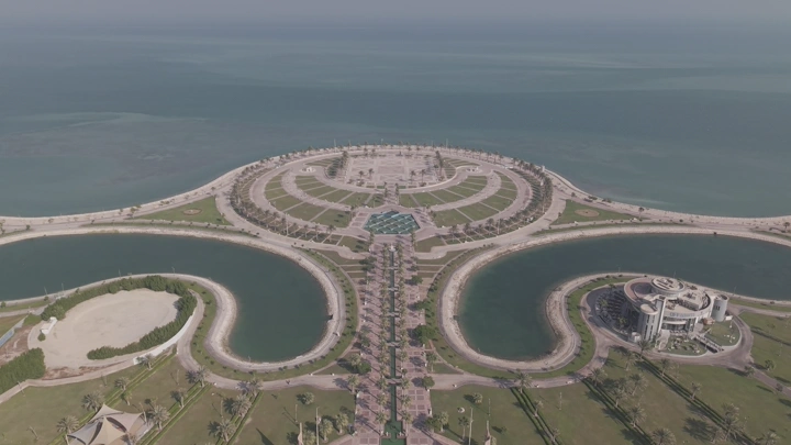 الواجهة البحرية الكورنيش في مدينة الخبر، تصوير درون من الأعلى.