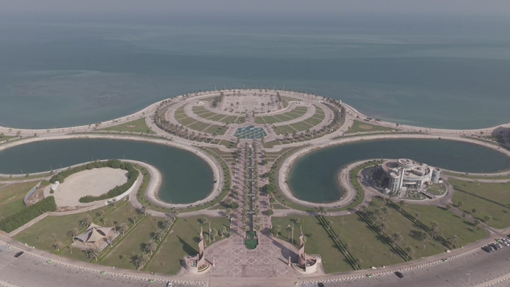 الواجهة البحرية الكورنيش في الخبر من الأعلى، تصوير درون.