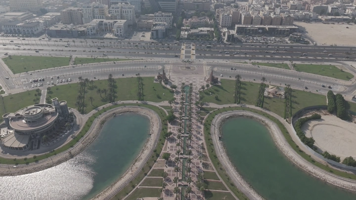 واجهة بحرية في شارع الكورنيش بمدينة الخبر، لقطة جوية.