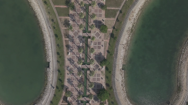 منظر جوي للواجهة البحرية الكرنيش في الخبر، تصوير درون.