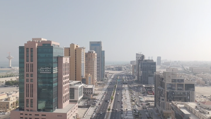 أبراج شاهقة في شارع الأمير تركي بن عبدالعزيز في مدينة الخبر، لقطة جوية.