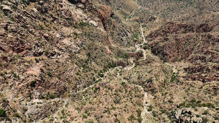 منظر جوي لجبال مدينة الطائف ومنحدراتها، لقطة درون.