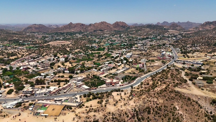 منظر جوي لمدينة الطائف، يظهر الطبيعة والبيوت، تصوير درون.