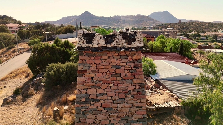 حصن حجري قديم أثري في منطقة جبلية في عسير، تصوير جوي.