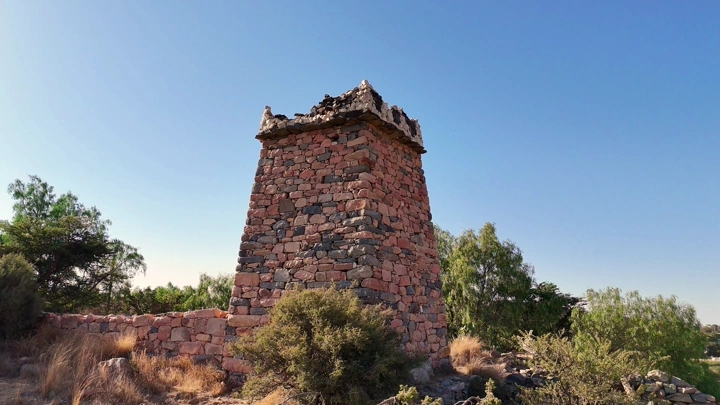 حصن حجري قديم اثري في منطقة عسير، تصوير جوي نهاري.