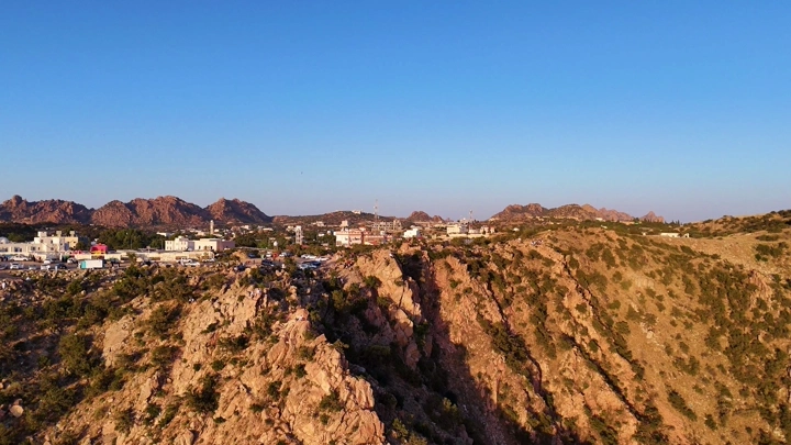 منظر جوي لجبال الطائف تظهر المباني والبيوت، تصوير درون.