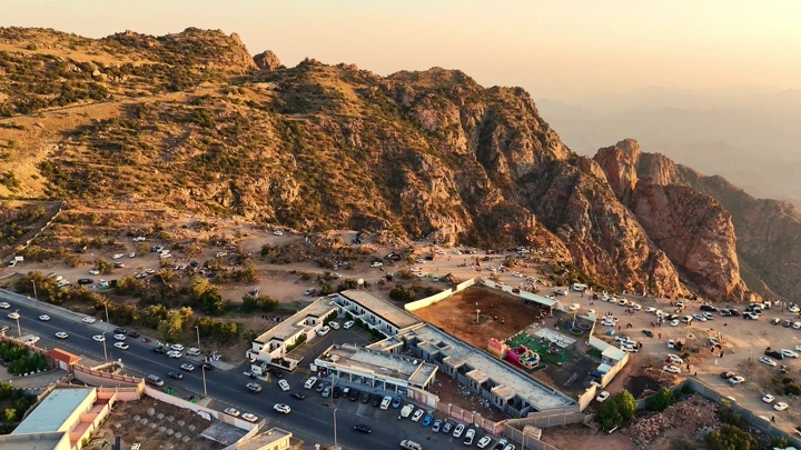 لقطة جوية لمدينة الطائف عند الغروب، تصوير درون.