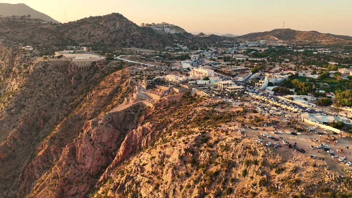 منظر جوي لمدينة الطائف يظهر الجبال والمباني، لقطة درون.
